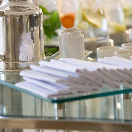 Renaissance Cairo Mirage City Hotel Εξωτερικό φωτογραφία Napkins at a buffet