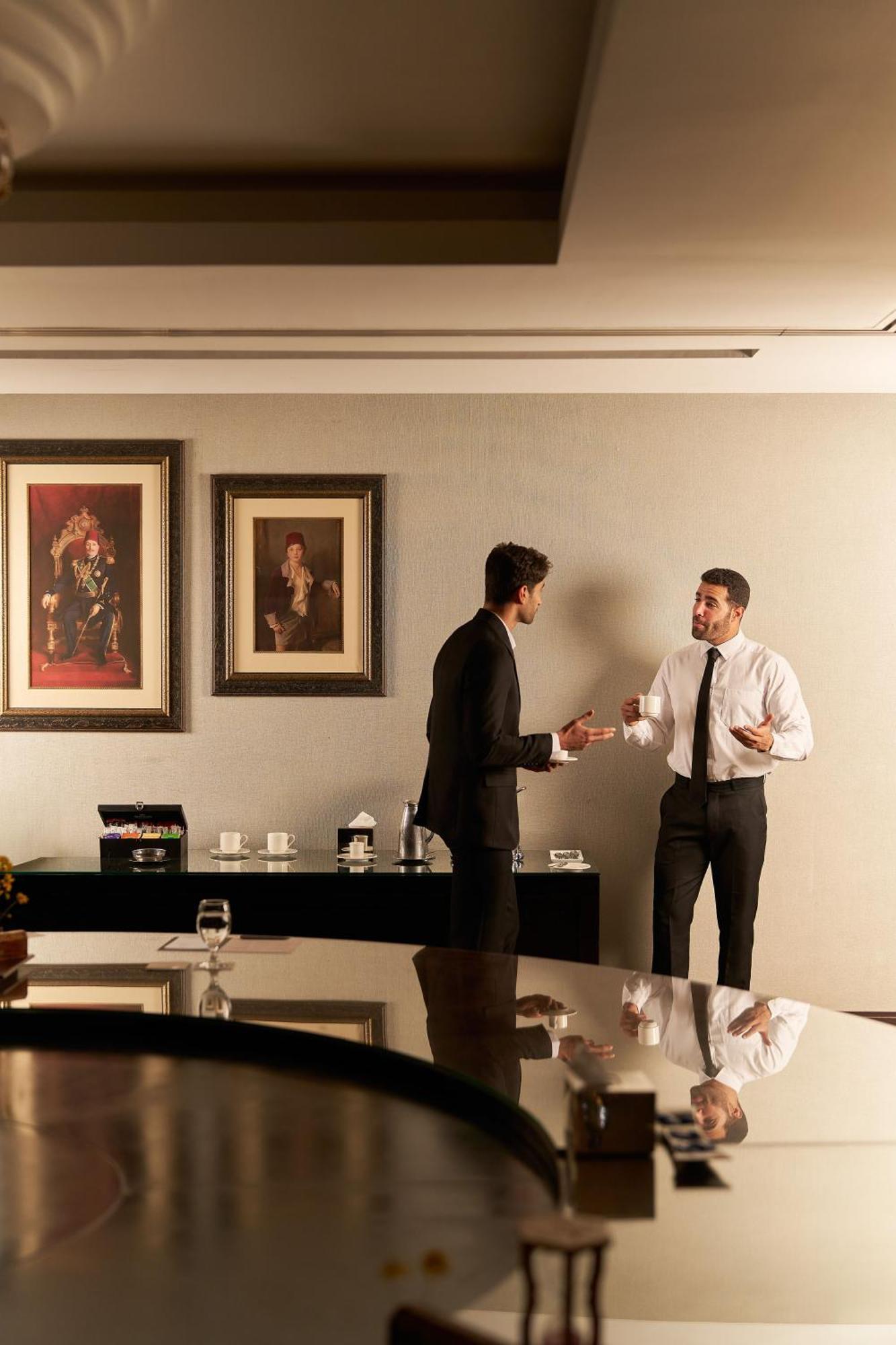 Renaissance Cairo Mirage City Hotel Εξωτερικό φωτογραφία A butler serving tea