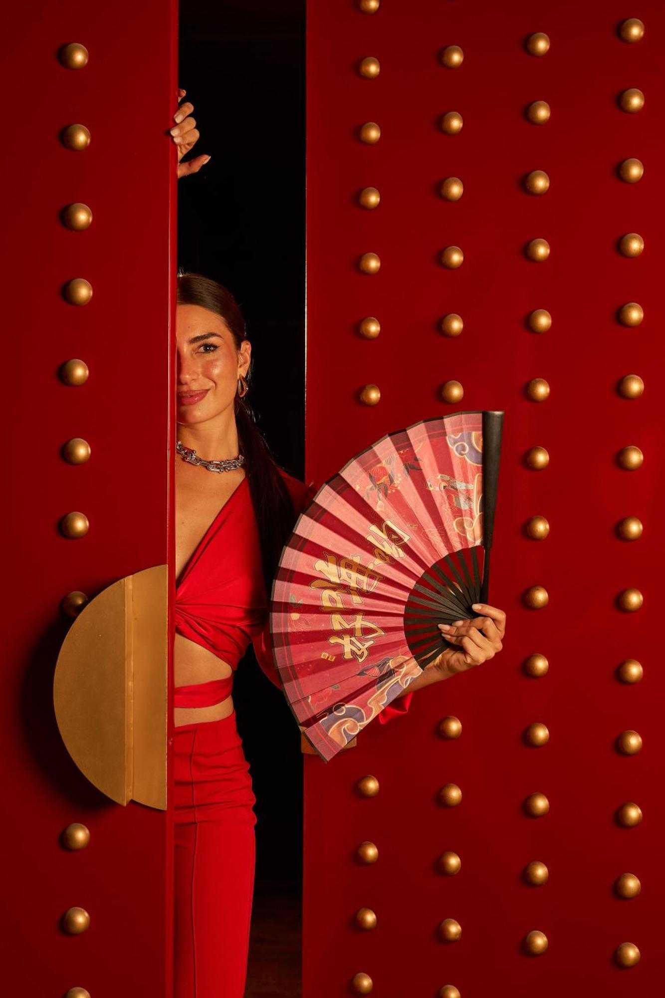 Renaissance Cairo Mirage City Hotel Εξωτερικό φωτογραφία A woman holding a hand fan