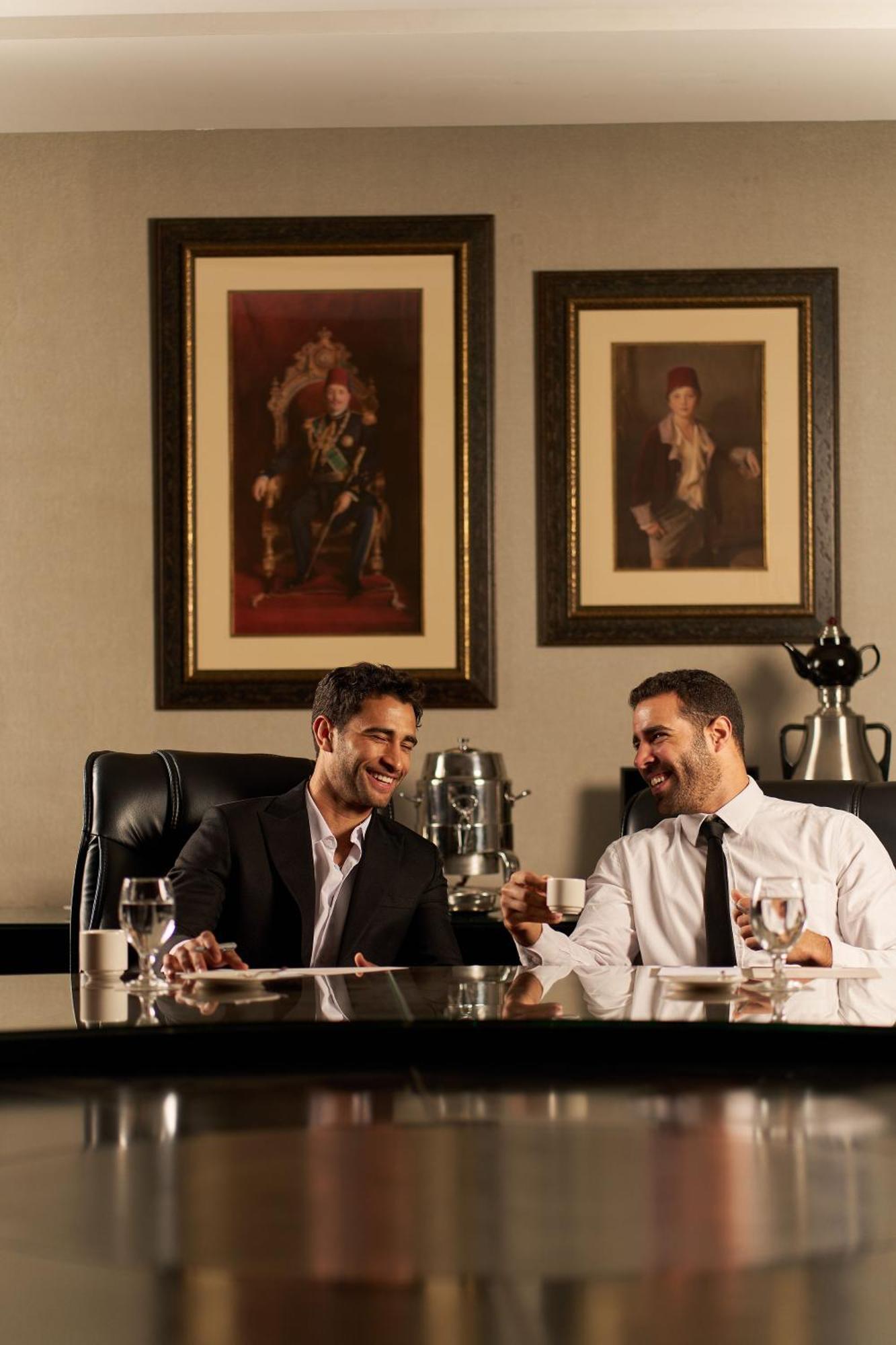 Renaissance Cairo Mirage City Hotel Εξωτερικό φωτογραφία A butler at work