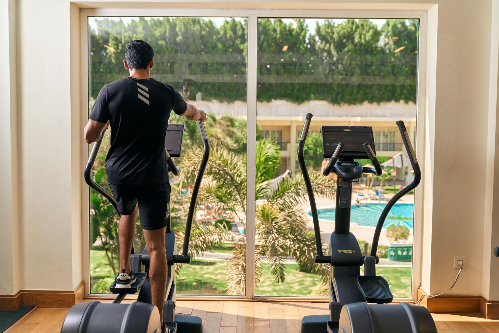 Renaissance Cairo Mirage City Hotel Εξωτερικό φωτογραφία A man on an elliptical trainer