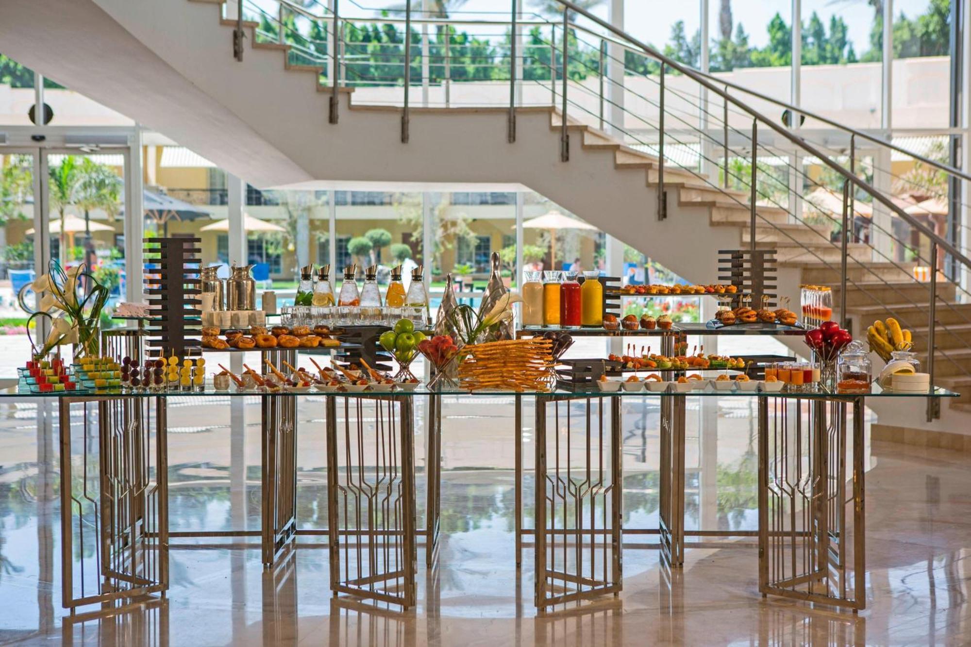 Renaissance Cairo Mirage City Hotel Εξωτερικό φωτογραφία A buffet at a hotel