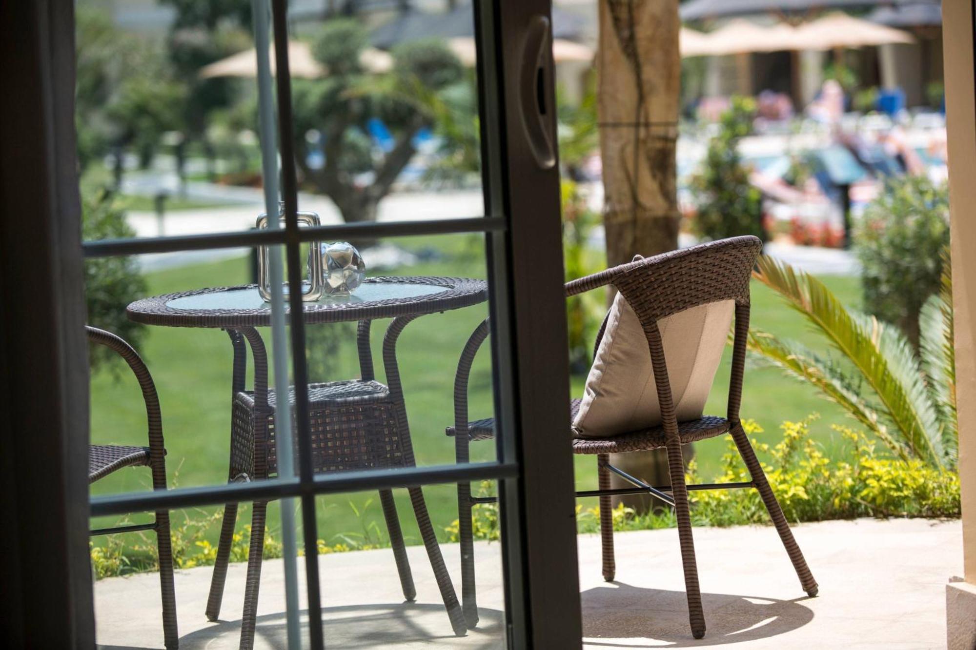 Renaissance Cairo Mirage City Hotel Εξωτερικό φωτογραφία The hotel's garden