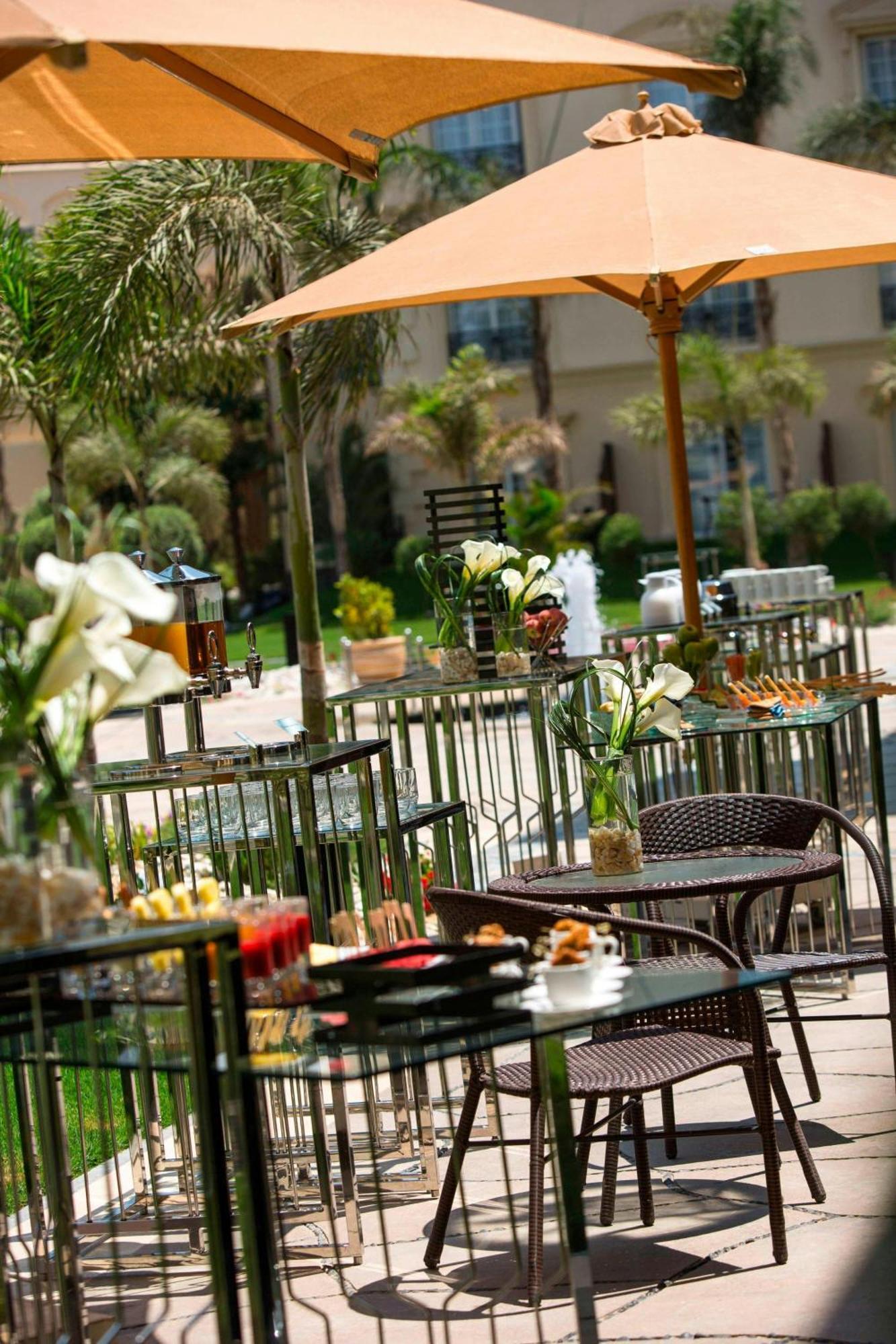 Renaissance Cairo Mirage City Hotel Εξωτερικό φωτογραφία The hotel's outdoor café