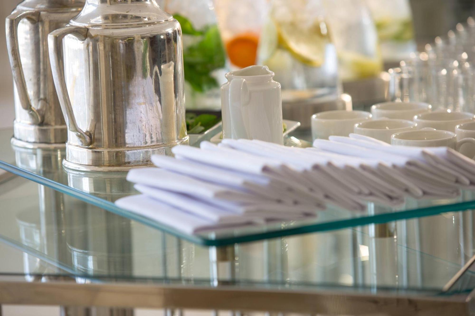 Renaissance Cairo Mirage City Hotel Εξωτερικό φωτογραφία Napkins at a buffet