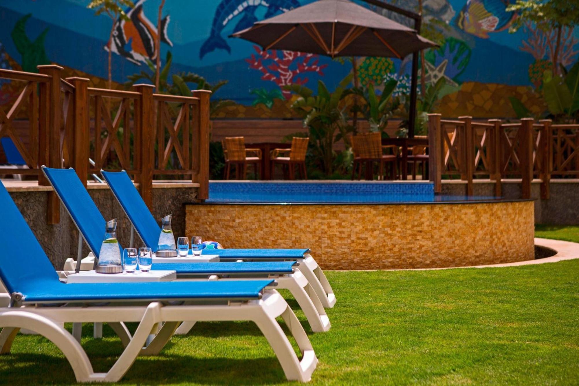 Renaissance Cairo Mirage City Hotel Εξωτερικό φωτογραφία The pool at the hotel